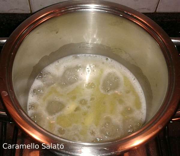 frittelle-con-mele-e-uvetta-ripiene-di-crema-pasticcera-al-rum