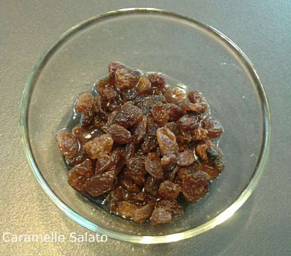 frittelle-con-mele-e-uvetta-ripiene-di-crema-pasticcera-al-rum