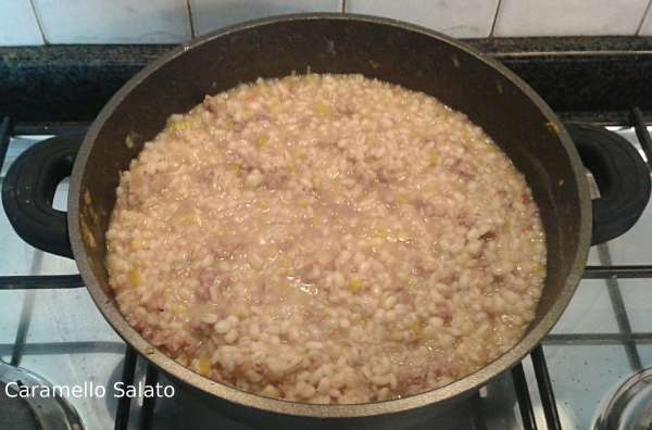 orzotto-porro-e-salsiccia-caramello-salato