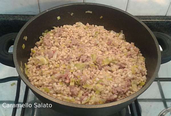 orzotto-porro-e-salsiccia-caramello-salato