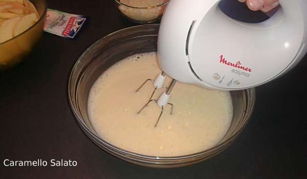 torta-di-mele-mandorle-e-yogurt-caramello-salato