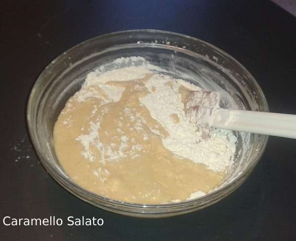 torta-di-mele-mandorle-e-yogurt-caramello-salato