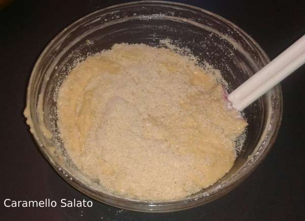 torta-di-mele-mandorle-e-yogurt-caramello-salato