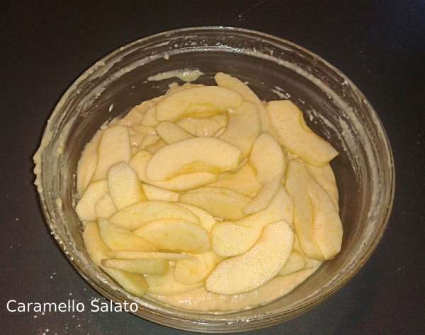 torta-di-mele-mandorle-e-yogurt-caramello-salato