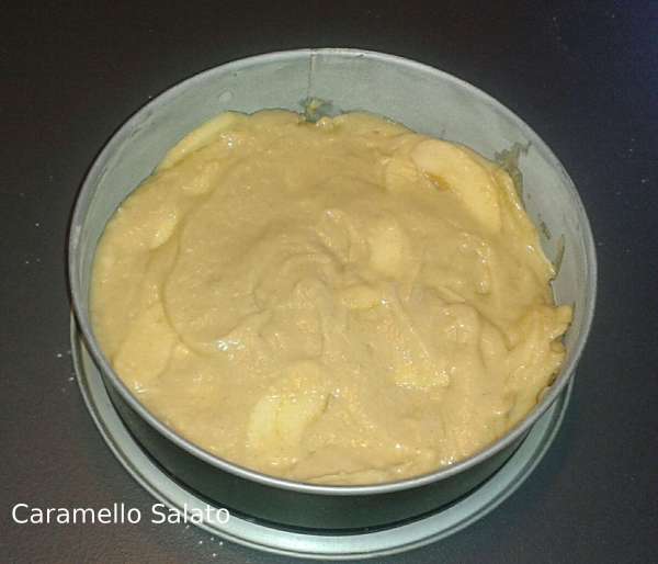 torta-di-mele-mandorle-e-yogurt-caramello-salato