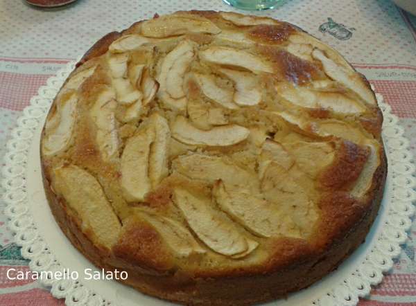 torta-di-mele-mandorle-e-yogurt-caramello-salato