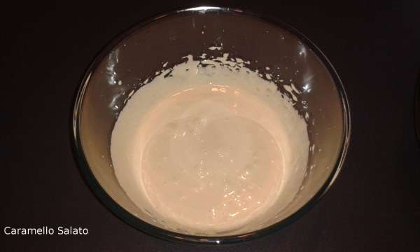 Montare per 5-10 minuti fino ad ottenere un composto spumoso