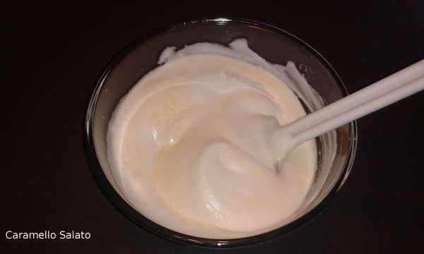 Mescolare delicatamente dal basso verso l'alto per amalgamare i due composti