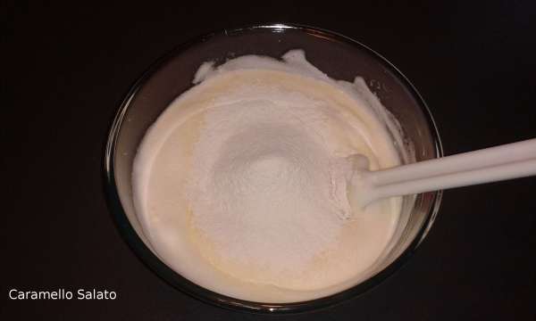 Aggiungere ora la farina setacciata e mescolare delicatamente per amalgamare anche questa