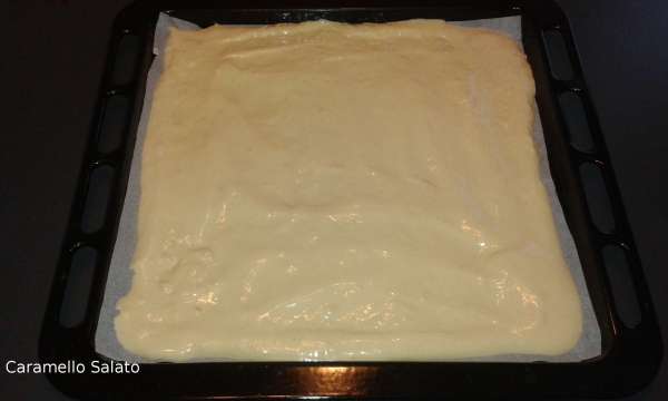 Versare il composto su una leccarda foderata da carta forno livellando delicatamente con una spatola, infornate e far cuocere in forno caldo per 7 minuti a 180°