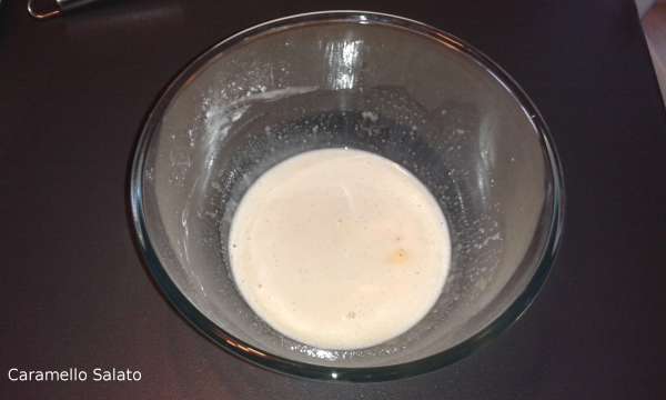 Far cuocere al microonde alla massima potenza per 20 secondi, estrarre e mescolare con una frusta velocemente