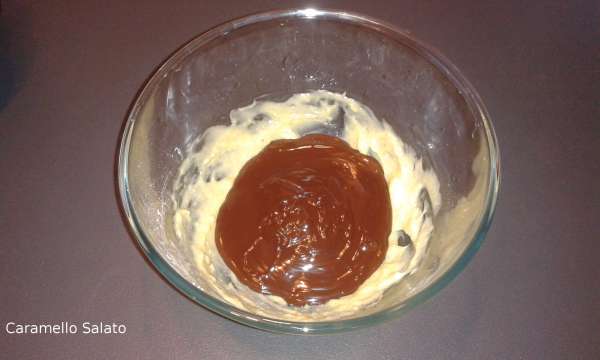 In un'altra ciotola spezzettare il cioccolato necessario per la crema chocolatine e farlo sciogliere al microonde, lasciarlo raffreddare e unirlo alla crema pasticcera 