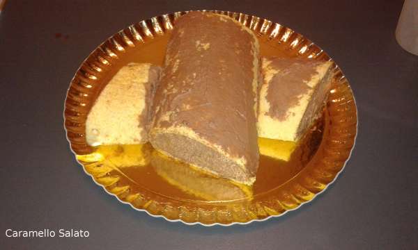 Estrarre il rotolo dal frigo, tagliarlo a mo' di tronco e disporlo sul piatto di portata