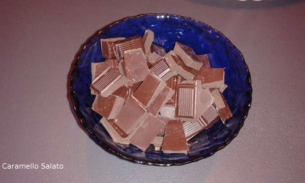 Spezzettare il cioccolato fondente