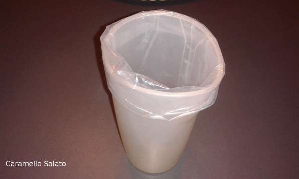 Versare in una sac-a-poche con la bocchetta (grande) rivoltata verso l'alto e riporre in frigo fino a che non inizia ad indurirsi, ci vorrà circa un'ora