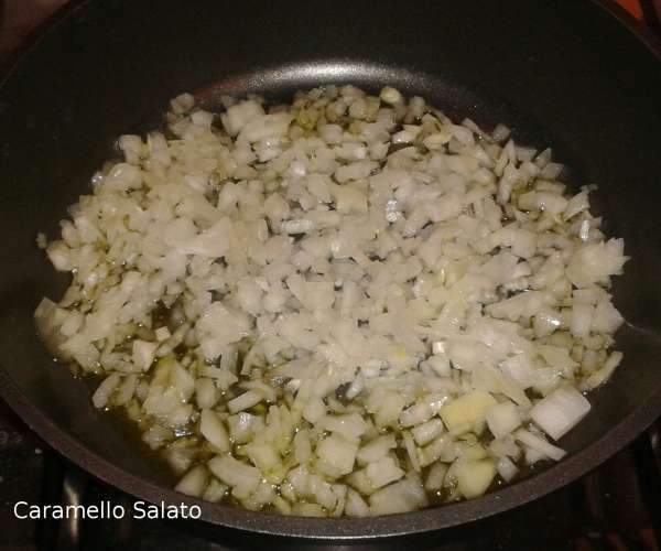 Tagliare la cipolla e farla soffriggere con l'olio 