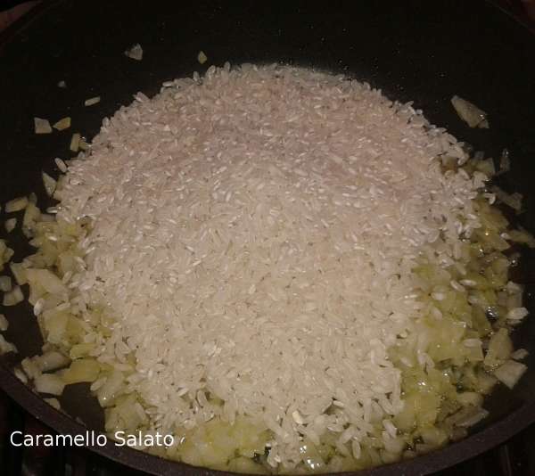 Aggiungere il riso e lasciarlo tostare nel condimento per un paio di minuti