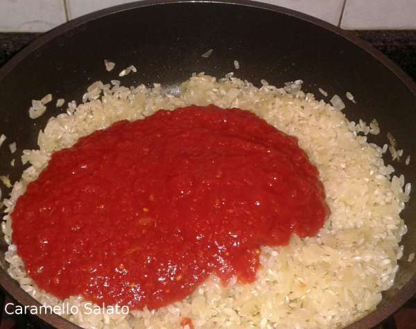 Aggiungere la passata di pomodoro, mescolare e lasciar insaporire